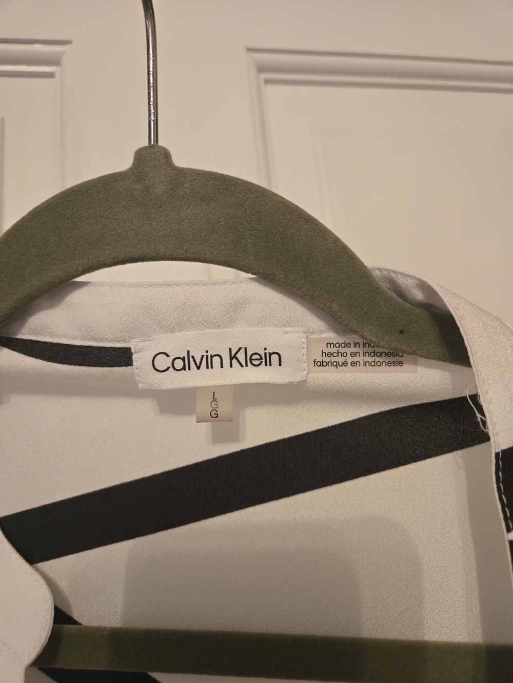 Calvin Klein Button-Up blouses with Geometric Prints - Picture 5 of 7